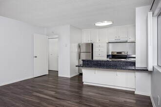 Chateau Apartments in Hawthorne, CA - Building Photo - Building Photo