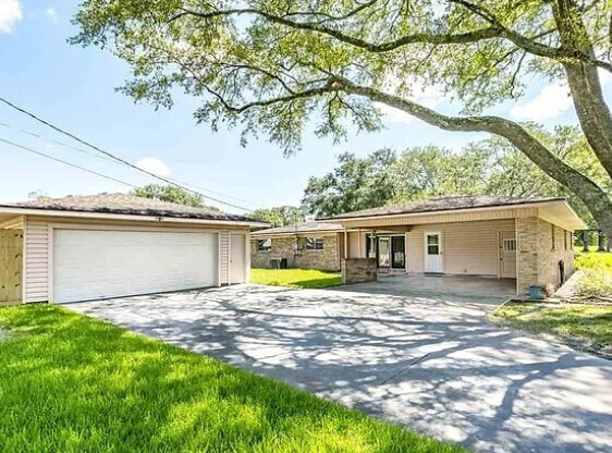 2125 Shady Ln in Beaumont, TX - Building Photo - Building Photo