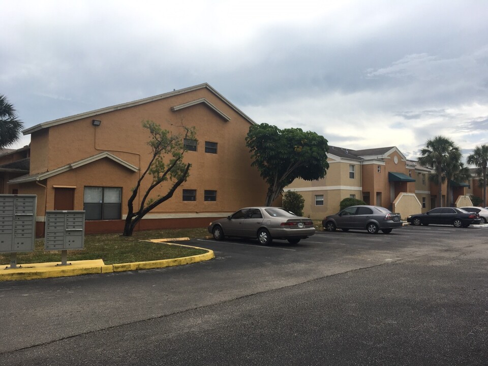 2457 NW 56th Ave in Lauderhill, FL - Building Photo