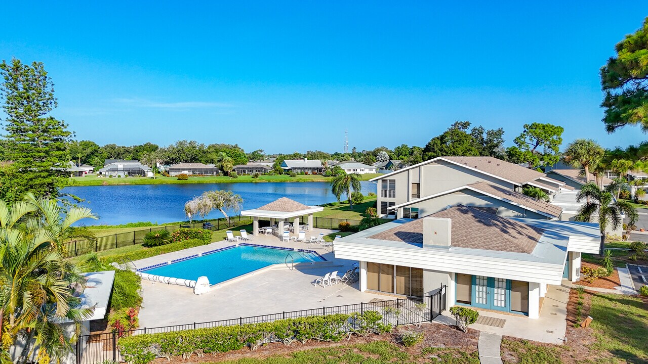 1407 Pine Lake Dr in Venice, FL - Foto de edificio