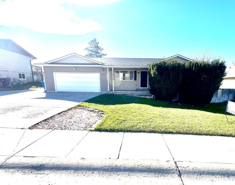 2101 Douglas St in Pocatello, ID - Building Photo