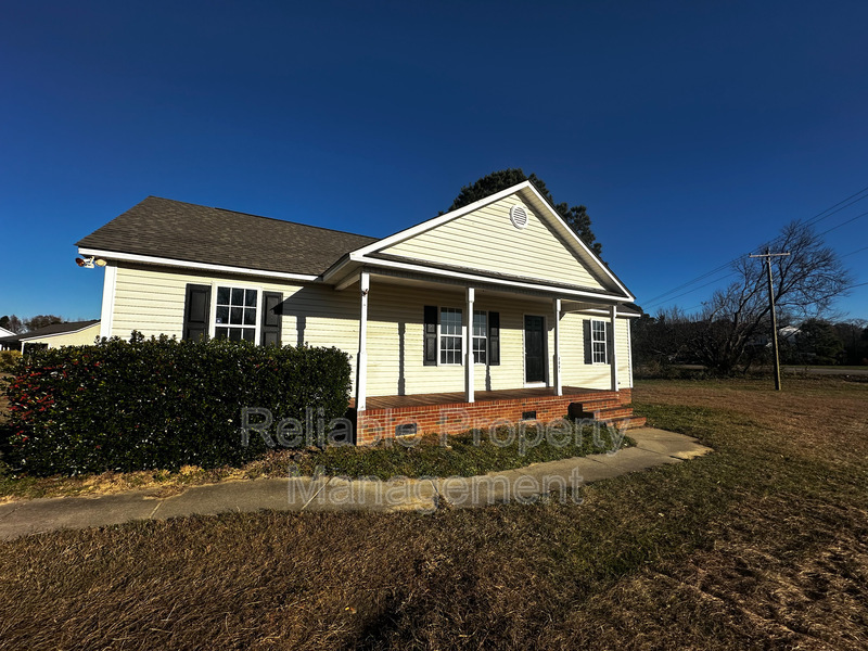 2001 Ranch Rd in Clayton, NC - Building Photo