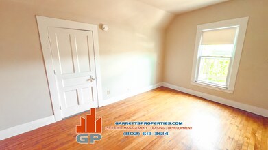 386 N Main St, Unit 3 in Barre, VT - Foto de edificio - Building Photo
