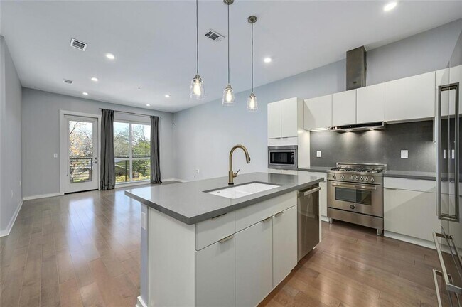 property at 207 W Johanna St