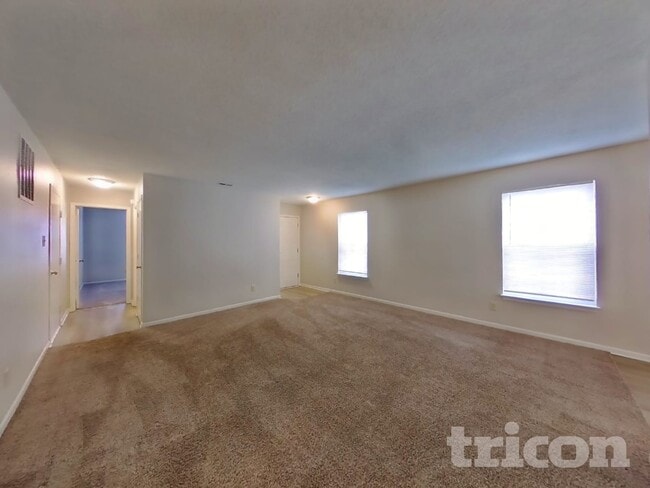 1905 Blue Pine Ln in Indianapolis, IN - Foto de edificio - Building Photo