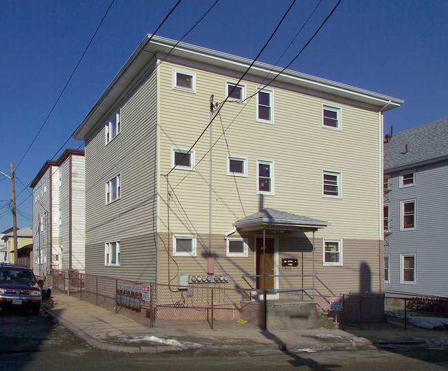 266 Wade St in Fall River, MA - Foto de edificio - Building Photo