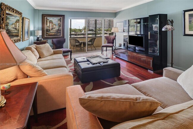 220 Kings Point Dr in Sunny Isles Beach, FL - Building Photo - Building Photo