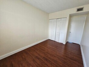8819 Springtree Lakes Dr in Sunrise, FL - Building Photo - Building Photo