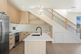 2912 Pecan Springs Rd in Austin, TX - Foto de edificio - Building Photo