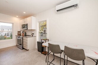 363 Miller Ave, Unit #6 in Portsmouth, NH - Building Photo - Building Photo