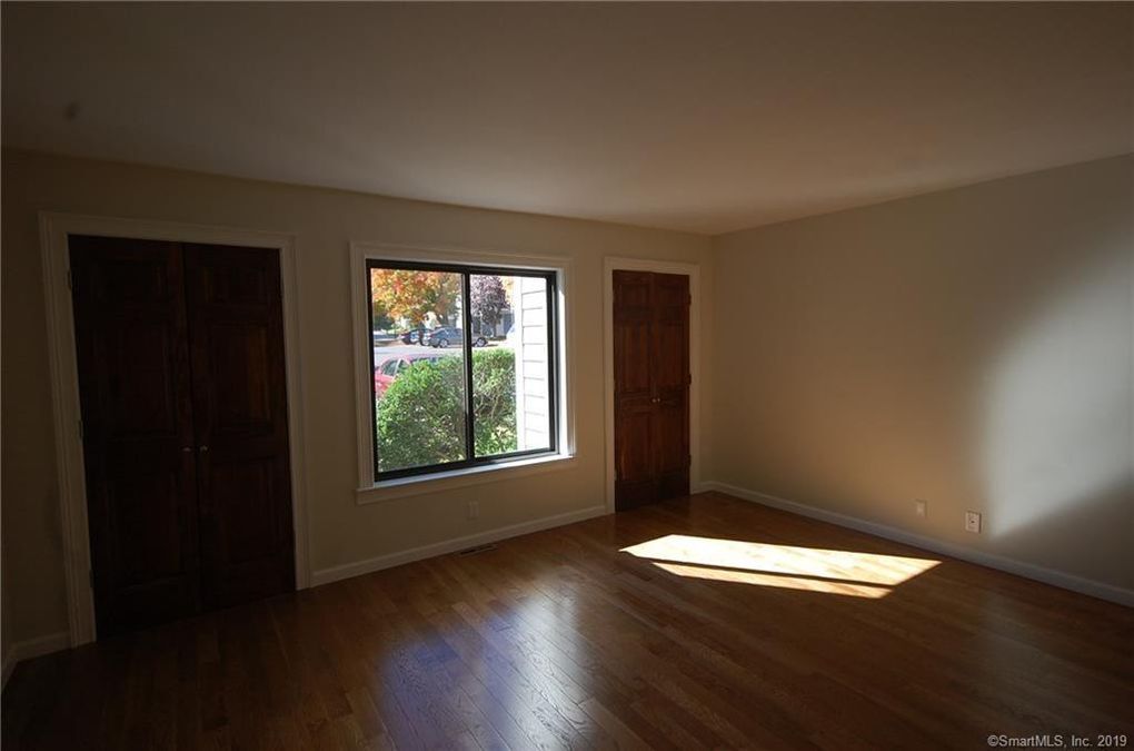 46 Lawson Ln in Ridgefield, CT - Building Photo