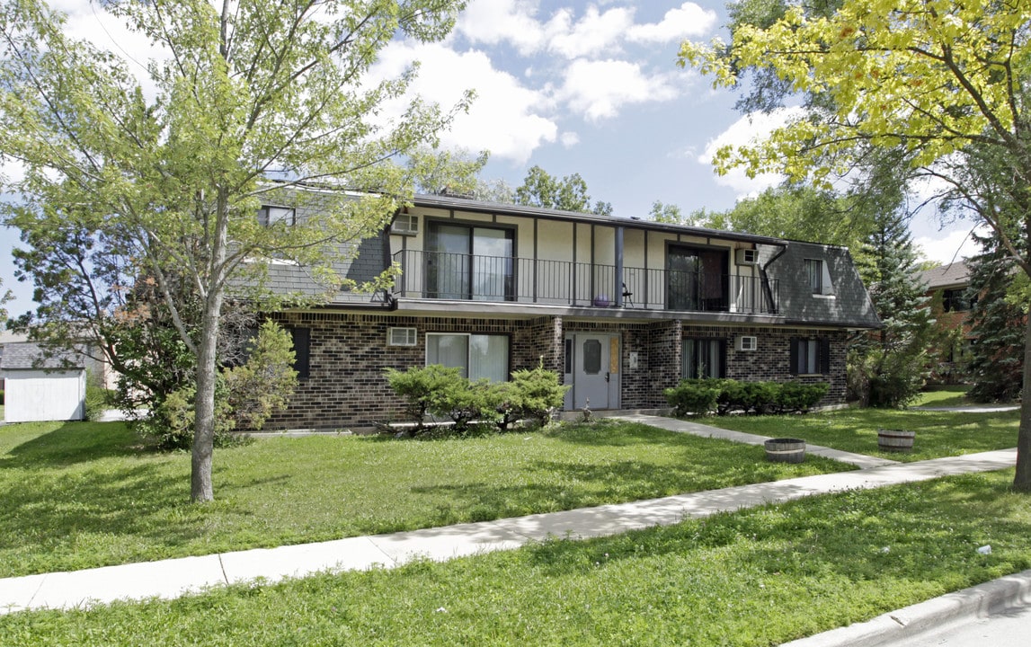 8950 N 97th St in Milwaukee, WI - Building Photo