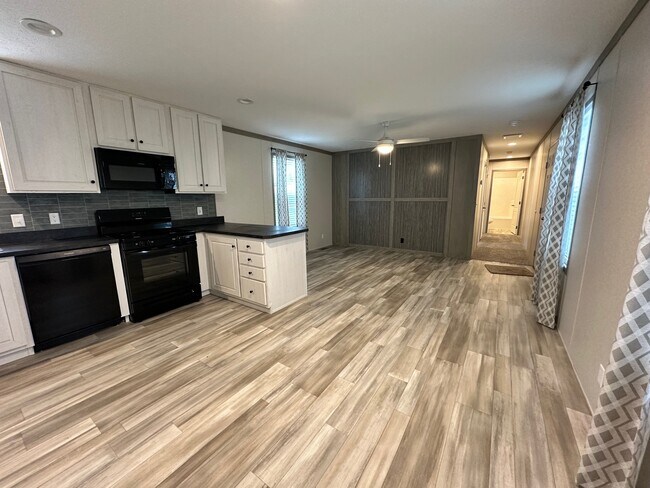 9 Lou Henry Ln in West Branch, IA - Building Photo - Building Photo