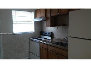 1013 Foster Rd in Hallandale Beach, FL - Building Photo - Building Photo