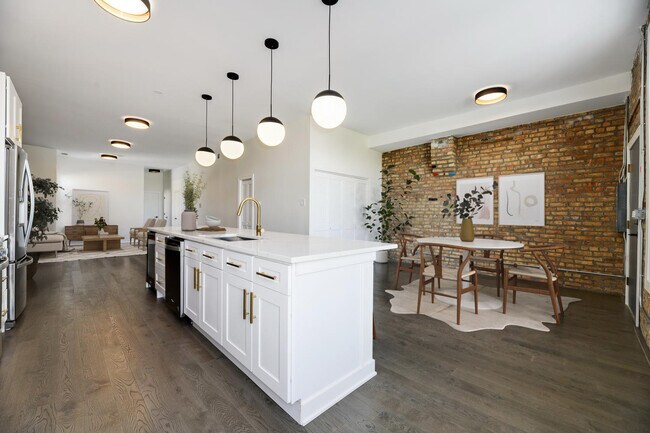 1371 N Milwaukee Ave-Unit -2 in Chicago, IL - Building Photo - Building Photo