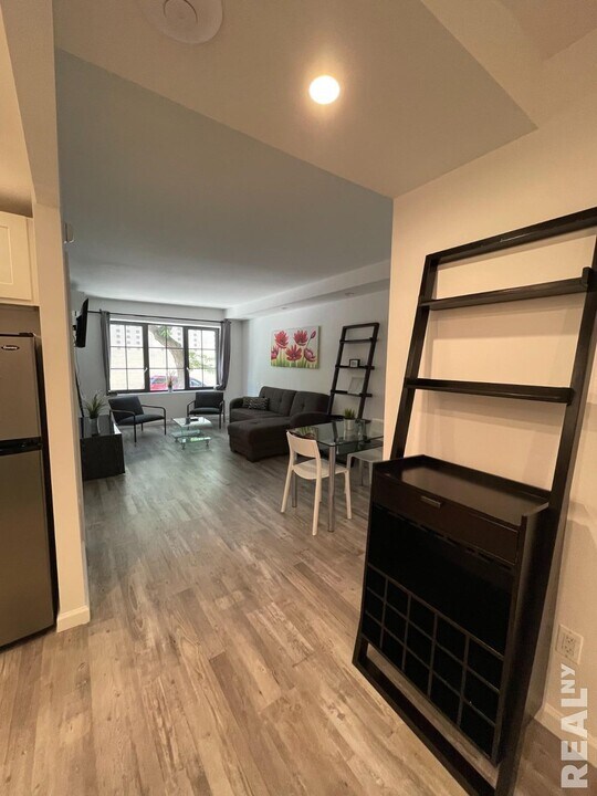 433 W 53rd St in New York, NY - Building Photo