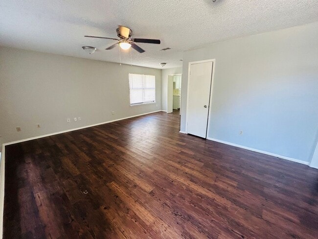324 Mill Creek Cir in Woodway, TX - Building Photo - Building Photo