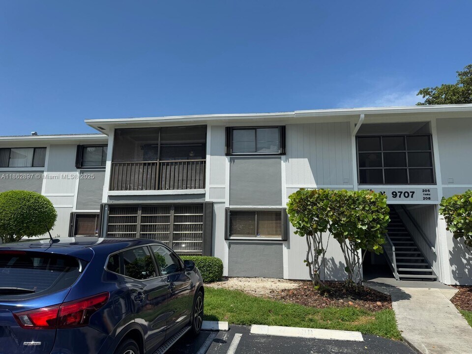 9707 Hammocks Blvd in Miami, FL - Building Photo