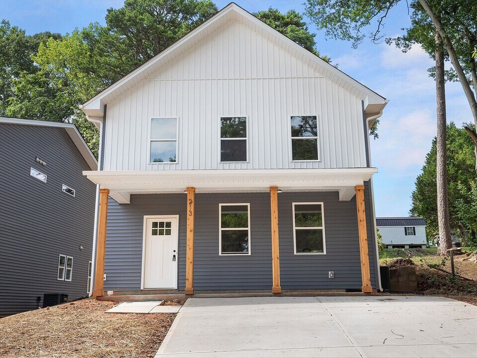 213 9th Ave SE in Hickory, NC - Building Photo