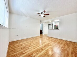 351 Palm Way in Pembroke Pines, FL - Building Photo - Building Photo