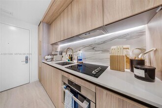 77 SE 5th St, Unit 3305 in Miami, FL - Building Photo - Building Photo