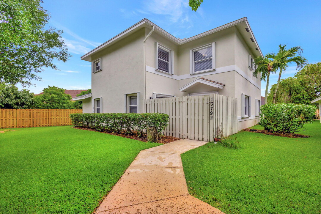 13792 Yarmouth Dr in Wellington, FL - Building Photo