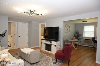 16 Manor Dr in Red Bank, NJ - Building Photo - Building Photo