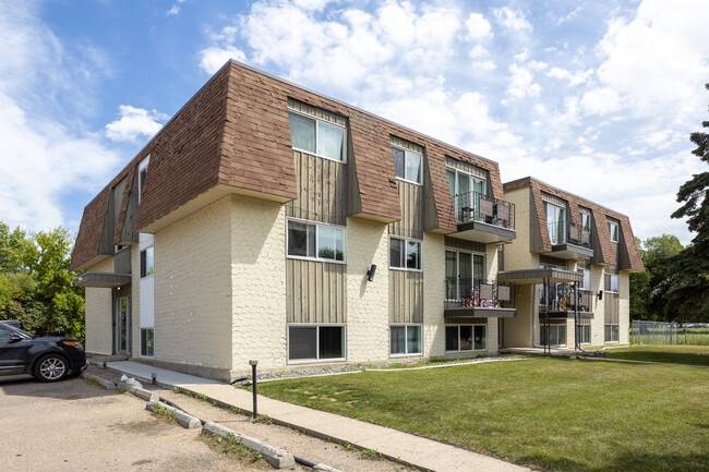 Raven Thorpe Manor in Red Deer, AB - Building Photo - Primary Photo