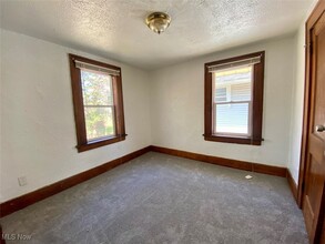 987 Whittier Ave in Akron, OH - Foto de edificio - Building Photo