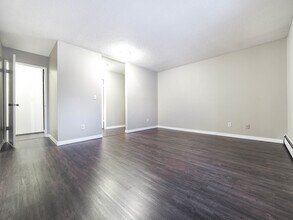 Pineridge Apartments in Edmonton, AB - Building Photo - Building Photo