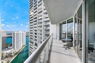 475 Brickell Ave in Miami, FL - Building Photo