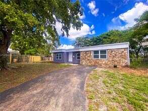7915 NW 73rd Ave in Tamarac, FL - Building Photo - Building Photo