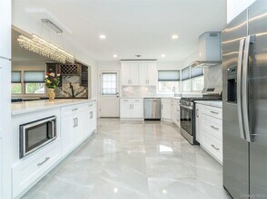 1 Milford Ln in Glen Cove, NY - Foto de edificio - Building Photo