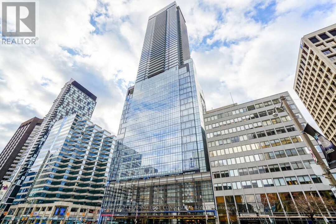 488-3488 University Ave in Toronto, ON - Building Photo