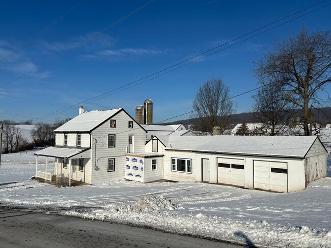 1943 Smoketown School Rd in East Earl, PA - Building Photo - Building Photo