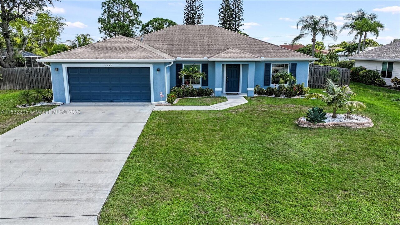 1557 SW Aledo Ln in Port St. Lucie, FL - Building Photo