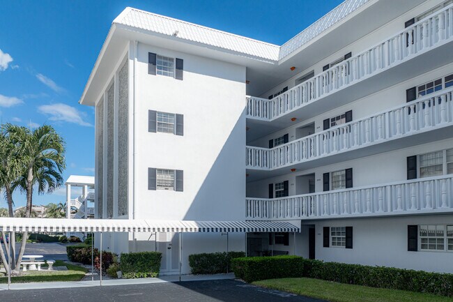 Harbour Towers in North Palm Beach, FL - Building Photo - Building Photo