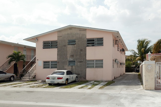 70 W 25th St in Hialeah, FL - Foto de edificio - Building Photo