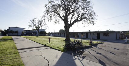 7800-7900 Athens Cir in Buena Park, CA - Foto de edificio - Building Photo