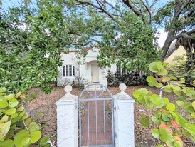 1701 Siesta Dr in Sarasota, FL - Building Photo