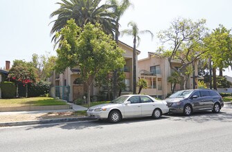 416 N Isabel St in Glendale, CA - Foto de edificio - Building Photo