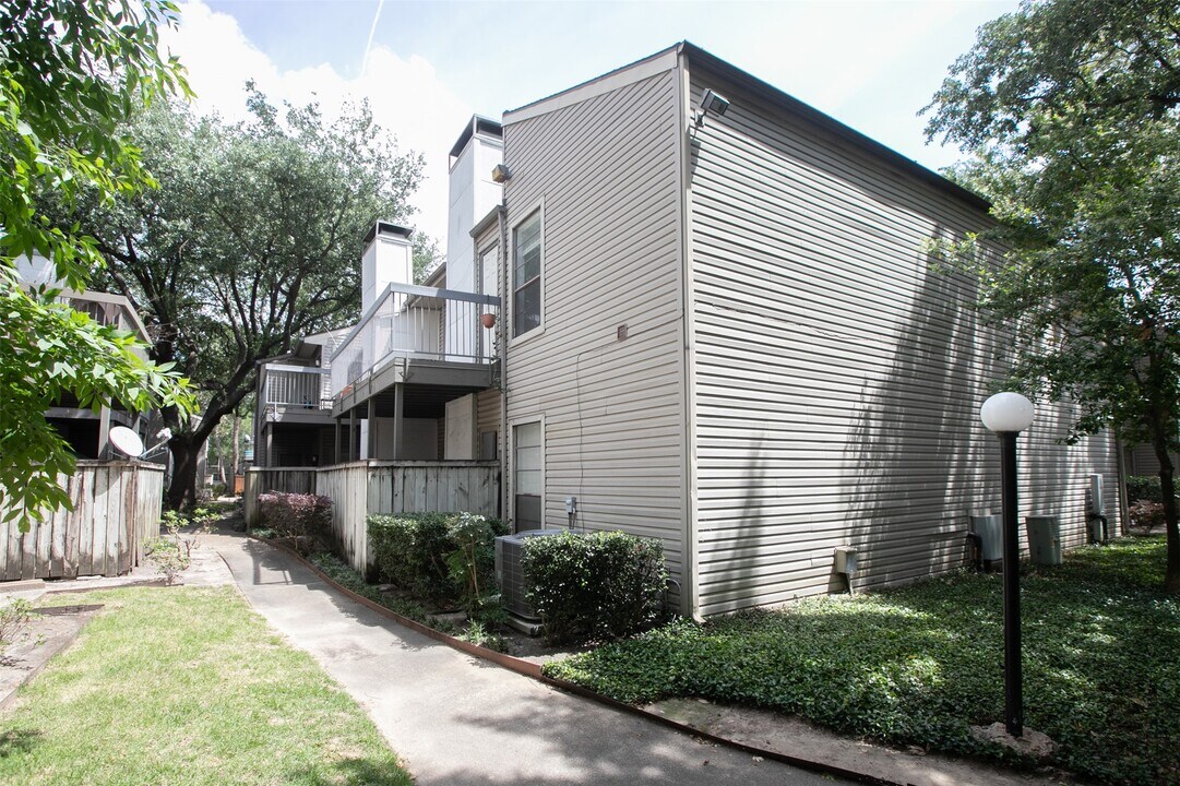 9707 Richmond Ave. in Houston, TX - Building Photo