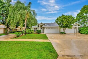 13796 Yarmouth Dr in Wellington, FL - Building Photo