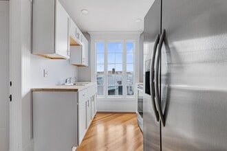 109 Pleasant St in Claremont, NH - Building Photo - Building Photo