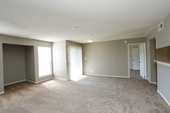 Goose Creek Apartments in Bloomington, IL - Building Photo - Interior Photo