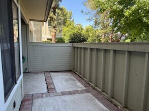 22143 Burbank Blvd in Los Angeles, CA - Building Photo - Building Photo