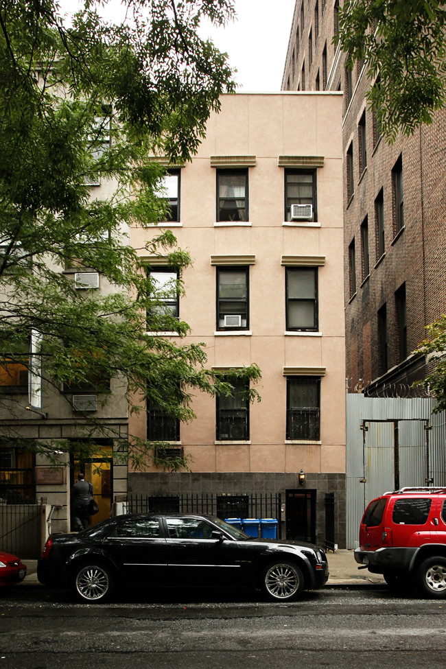 225 E 30th St in New York, NY - Building Photo - Building Photo