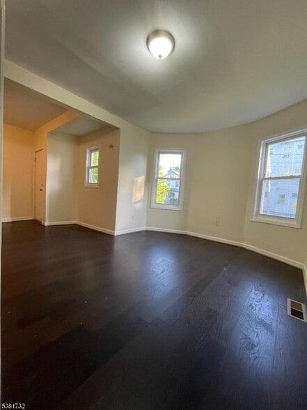 216 Smith St, Unit 1 in Newark, NJ - Building Photo - Building Photo
