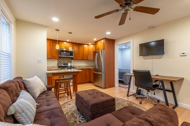 227 Hurley St, Unit 1 in Cambridge, MA - Foto de edificio - Building Photo