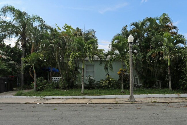 238 Conniston Rd in West Palm Beach, FL - Foto de edificio - Building Photo